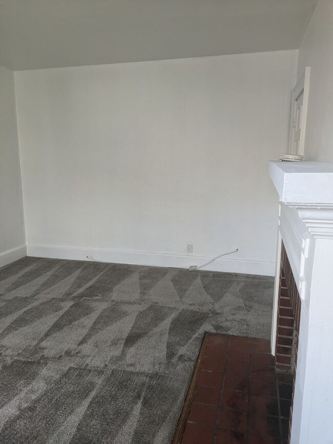 Building Photo - MOVE IN READY Apartment in the Heart of No...