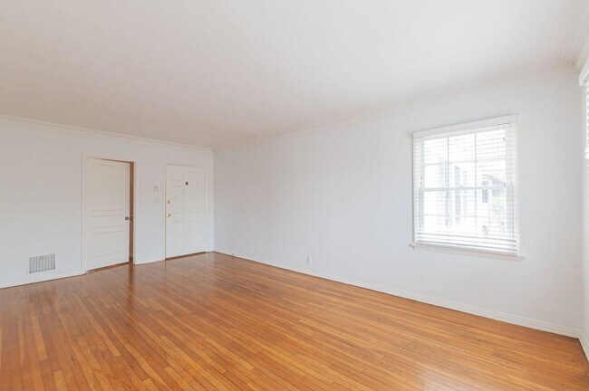 Building Photo - 1056 Carmona Ave