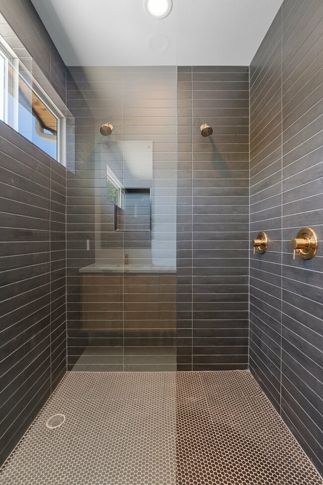 Building Photo - 909 Payne Ave