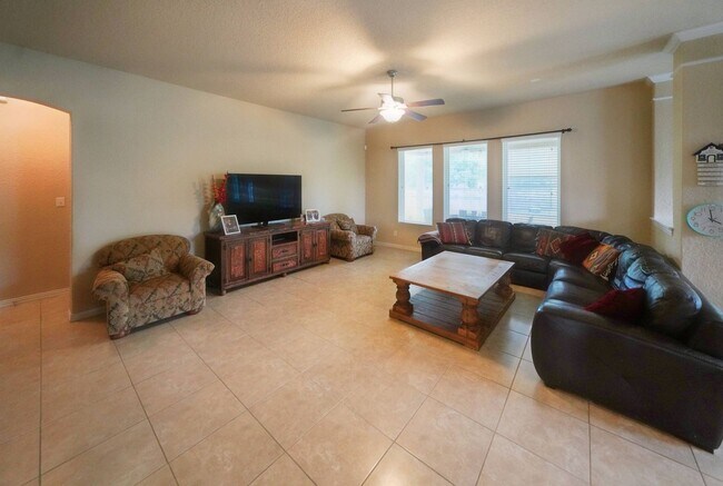 Building Photo - Executive-Style Home Now Available in Crossvine (Schertz) Realtor Commission: $750