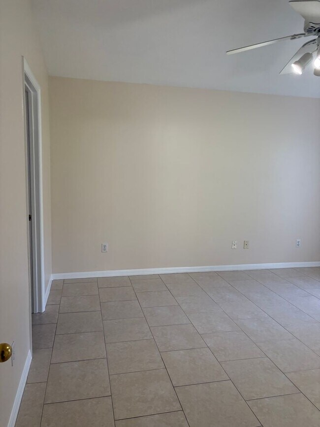 Building Photo - Spacious 3 Bd 2 Bth Home Available Now in Minneola!
