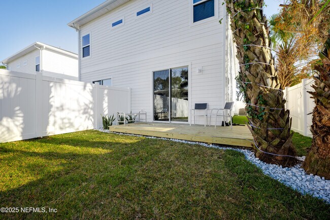 Building Photo - 817 7th Ave S