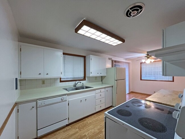 Building Photo - Adorable Three Bedrooom in Edgewood