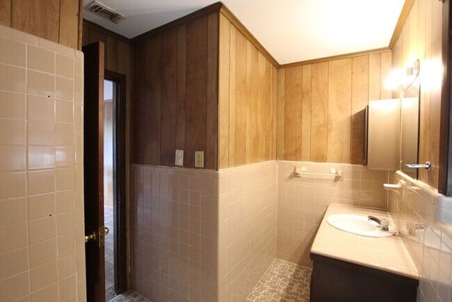 Building Photo - Cozy 2 Bedroom, 1 Bath Duplex in Tyler!