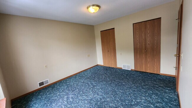 Building Photo - 2 Bedroom, 1 1/2 Bathroom Apartment With A/C & Garage - Available Now!