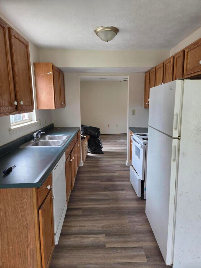 Building Photo - 1000 Heathcliff Dr