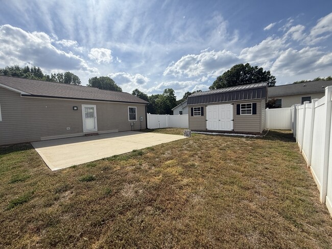 Building Photo - 801 Sunview Dr NW
