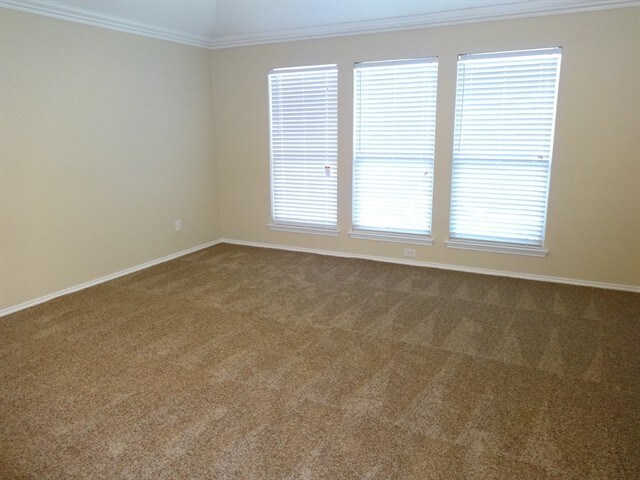Building Photo - 915 Hidden Oaks Dr