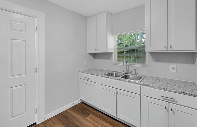 Building Photo - Updated 2 Bedroom Rental with Large Backyard