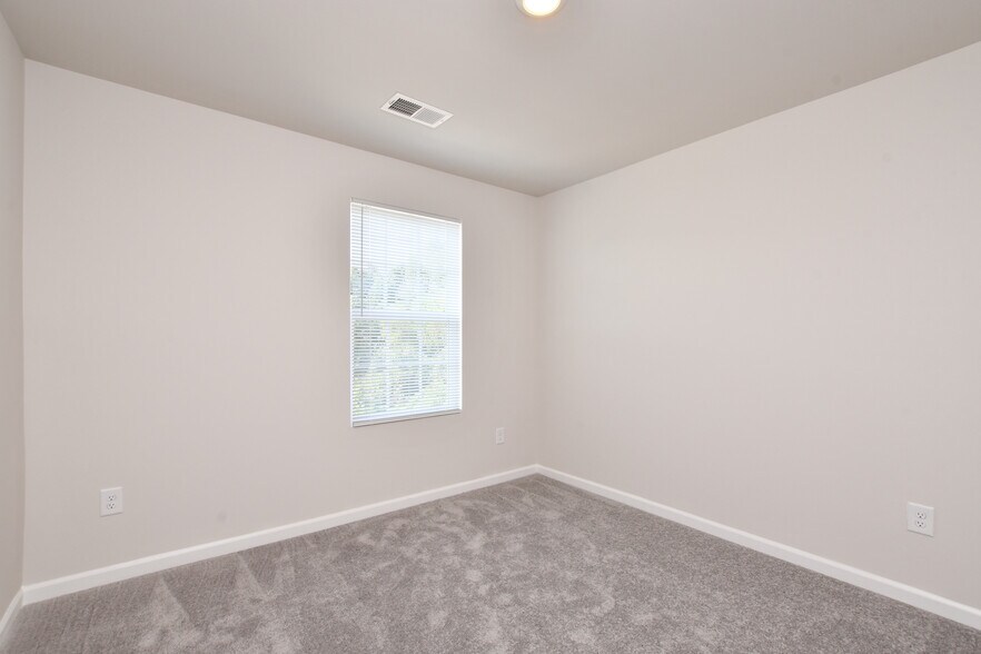Building Photo - 18 Twiggs Ln