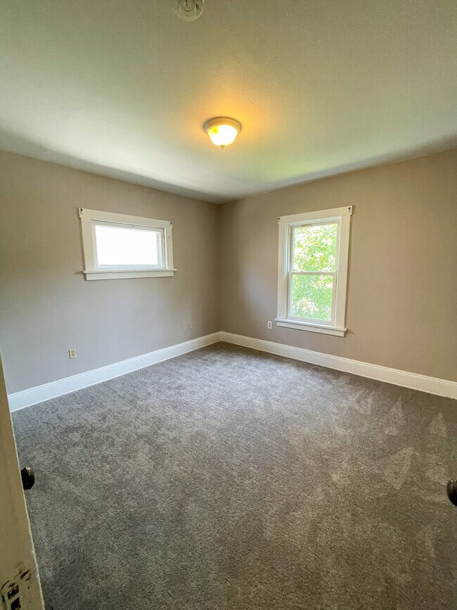 Building Photo - 2053 Robin St