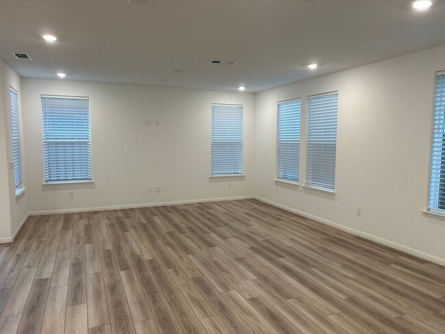 Building Photo - Beautiful 4 Bedroom 3 Bath Brentwood Home