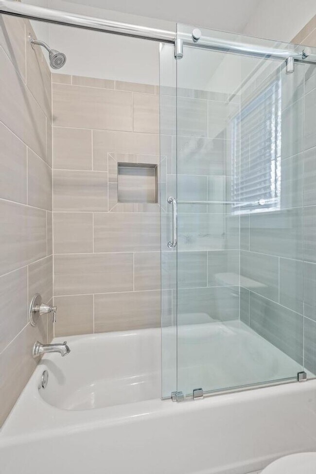 Building Photo - 2 bedroom with bonus space in Cahaba Heights!