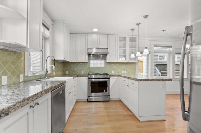 Building Photo - Stunning Capitol Hill Townhome in Prime Seattle Location – 3BR / 3BA Available June 7