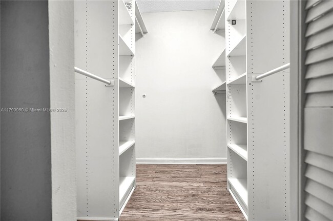 Building Photo - 3701 N Country Club Dr