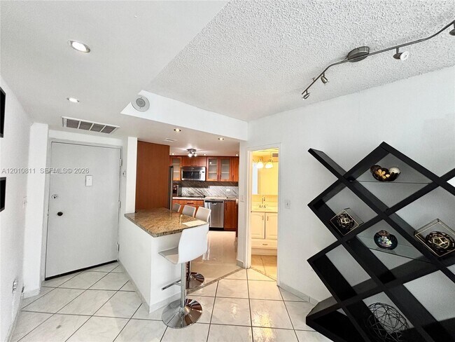 Building Photo - 999 Brickell Bay Dr