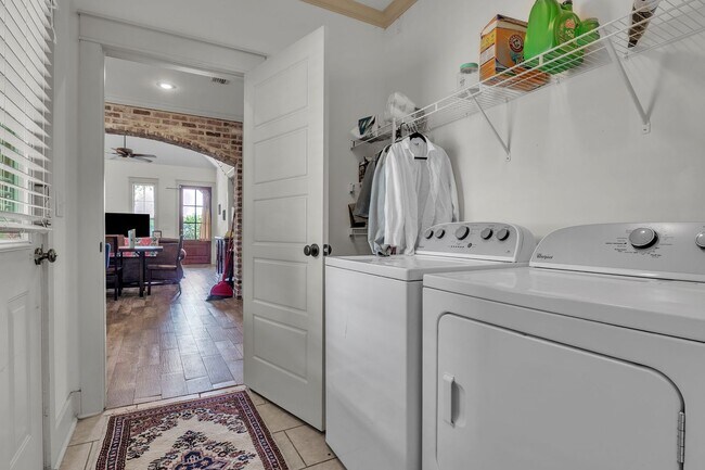 Building Photo - Large 3 Bedroom Townhome with All Appliances Included