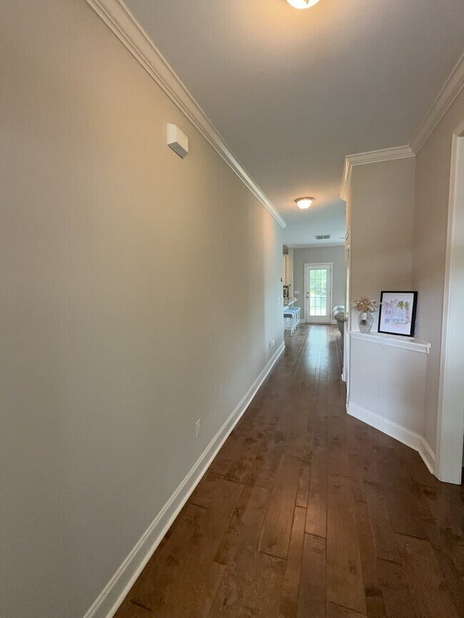 Building Photo - 302 Pond Hill Ct