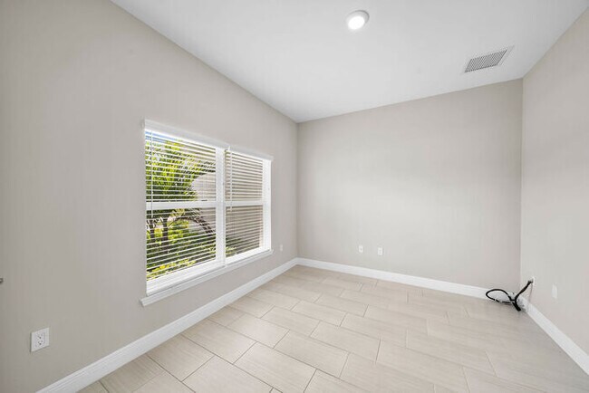 Building Photo - 1004 NW 35th Pl