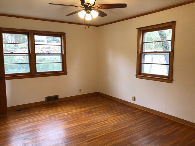 Building Photo - 3 bedroom, 2 Bath House Near University of...