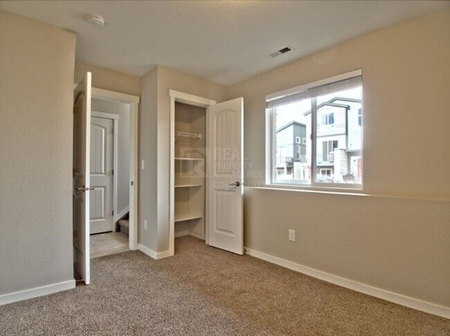 Building Photo - 1374 Sunshine Vly Wy