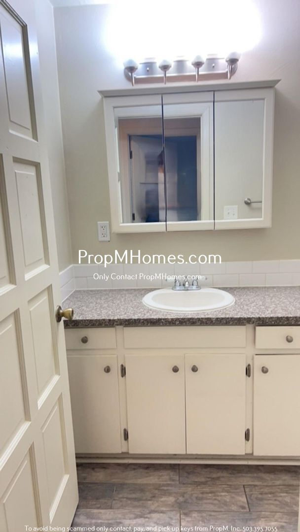 Building Photo - Updated Two Bedroom Unit in Salem!