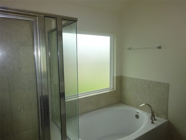 Building Photo - 1402 Green Highland Dr