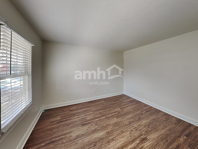 Building Photo - 836 Orwell St