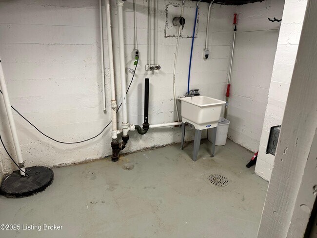 Building Photo - 332 E Esplanade Ave