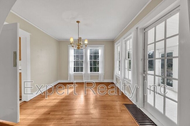 Building Photo - 1542 Somerset Dr