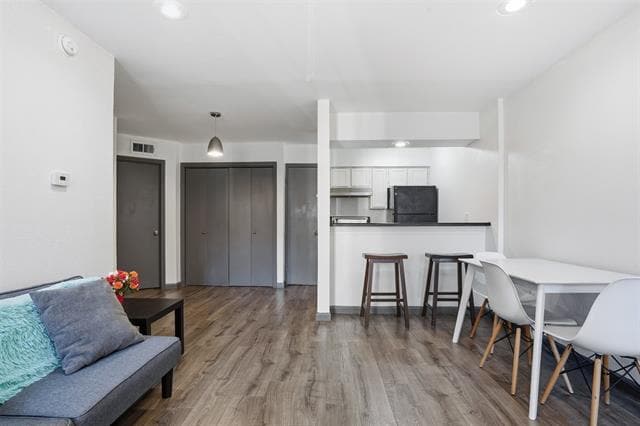 Building Photo - 9520 Royal Ln