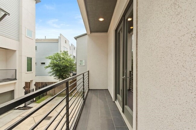 Building Photo - 2627 Hutchins St