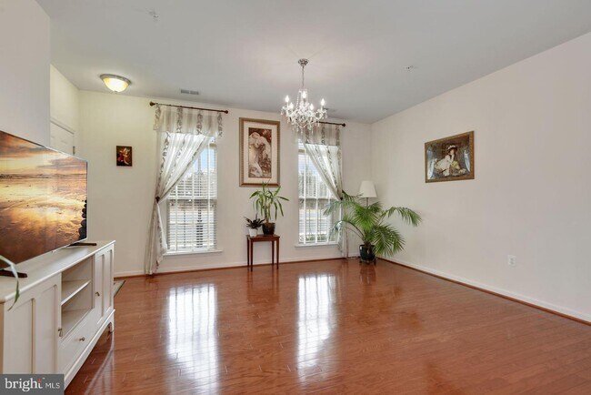 Building Photo - 43881 Centergate Dr