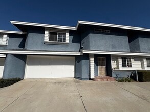 Building Photo - 2652 Santa Ana Ave