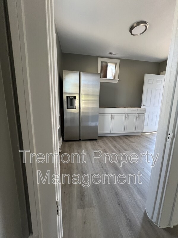 Building Photo - 726 Henderson Ave