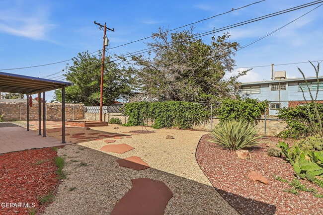 Building Photo - 3020 Wedgewood Dr