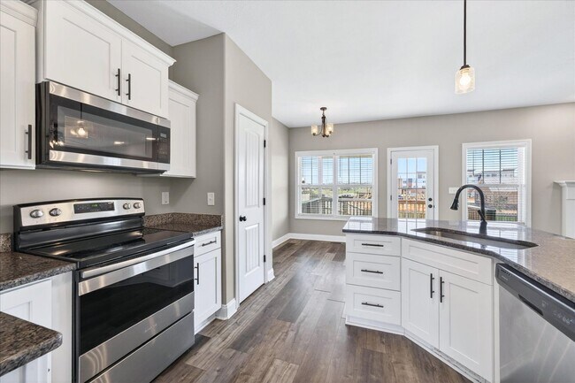 Building Photo - Pet Friendly Four Bedroom with Bonus!