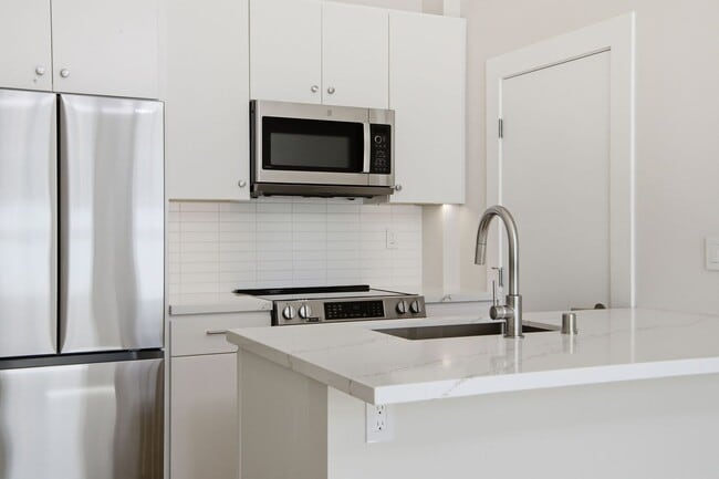 Building Photo - 446 Kirkham St