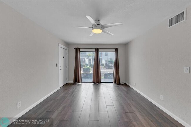 Building Photo - 160 Cypress Club Dr