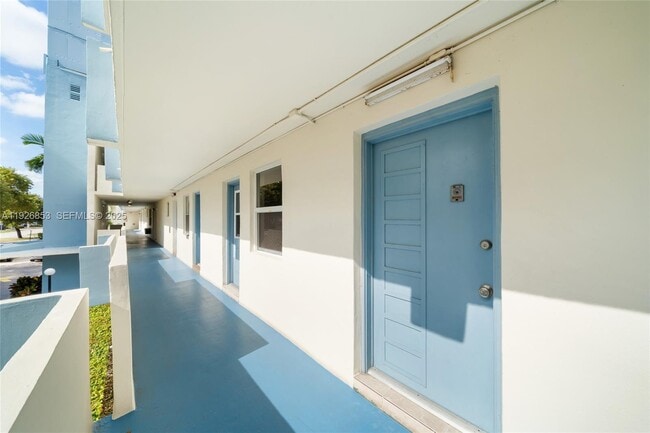 Building Photo - 1701 NE 191st St