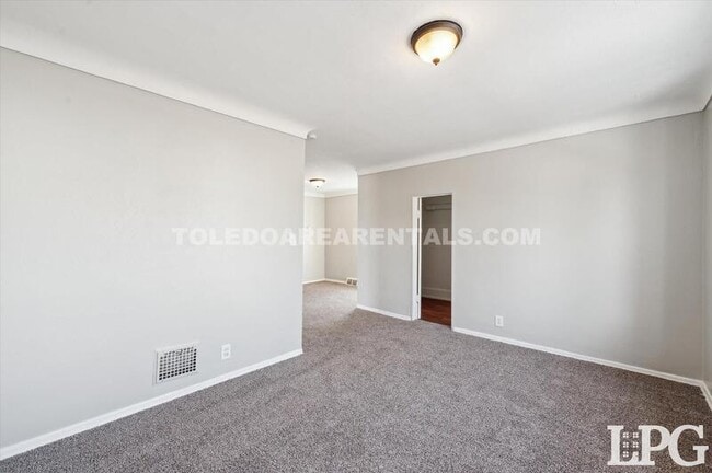 Building Photo - 340 E Lake St