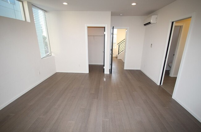 Building Photo - LUXURY BALLARD TOWNHOME W HIGH END FINISHE...