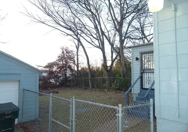 Building Photo - Rent reduced & Move-in Special! 1/2 off fi...