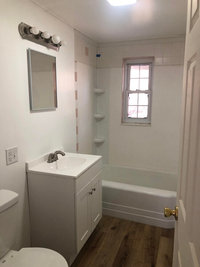 Full bathroom - 507 N 12th St