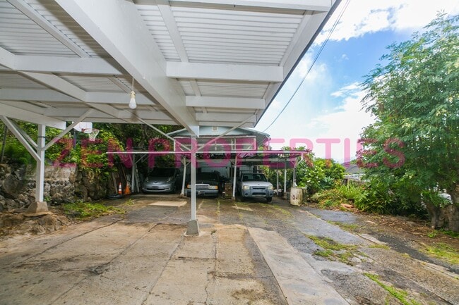 Building Photo - 1555 Moani St