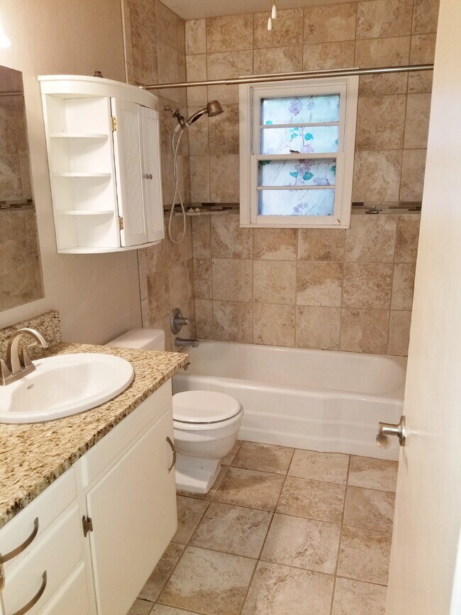 Building Photo - 2 Bed 2 bath House Located Near Medical District!