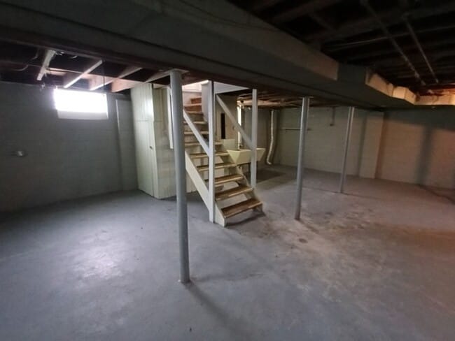 Building Photo - 3 bedroom 1 Bath Bungalow - Now Available!