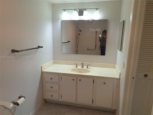 Building Photo - 901 Hillcrest Dr