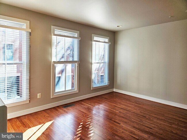 Building Photo - 12 S Regester St