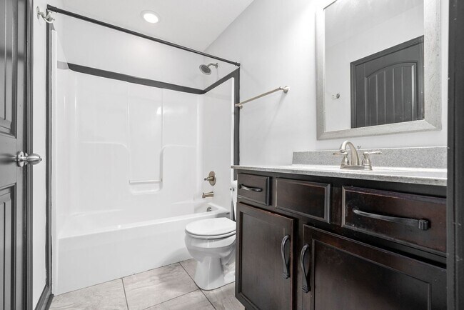 Building Photo - Pet Friendly Three Bedroom with Bonus in R...